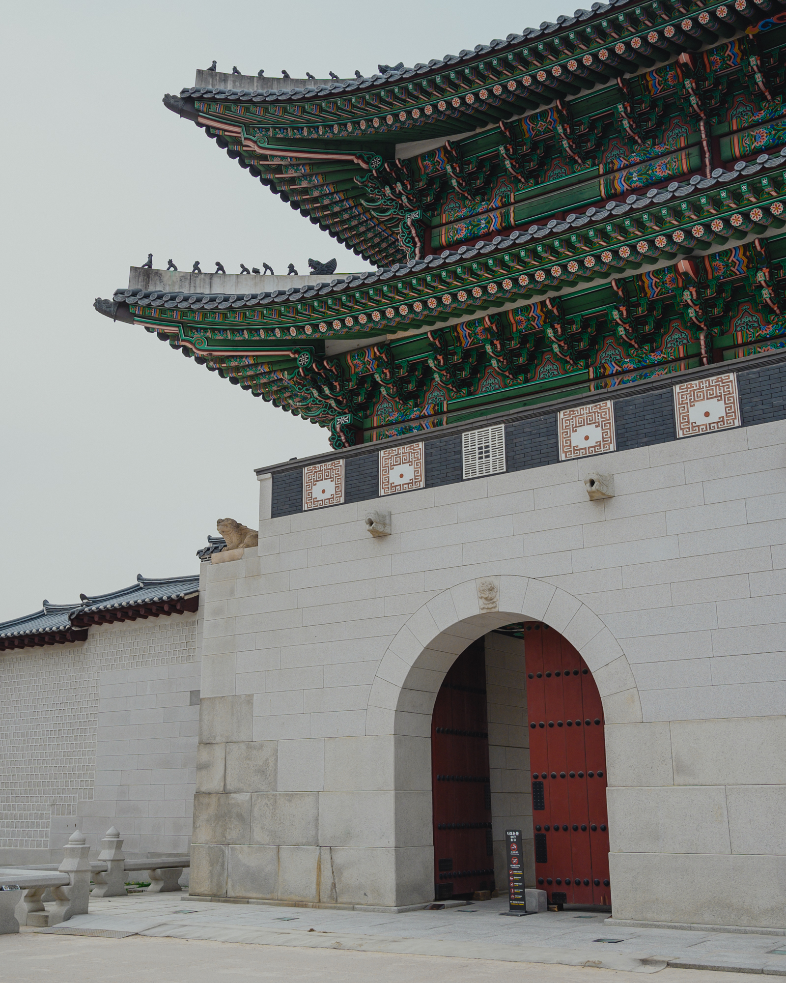 Ivy and Seoul Gwang hwa mun and entrance 1